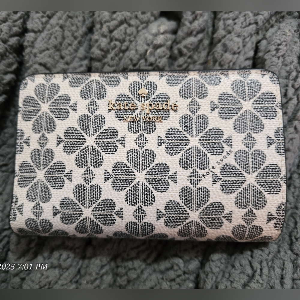 NWT Kate Spade Medium Bi Fold Spade Flower Wallet, Black